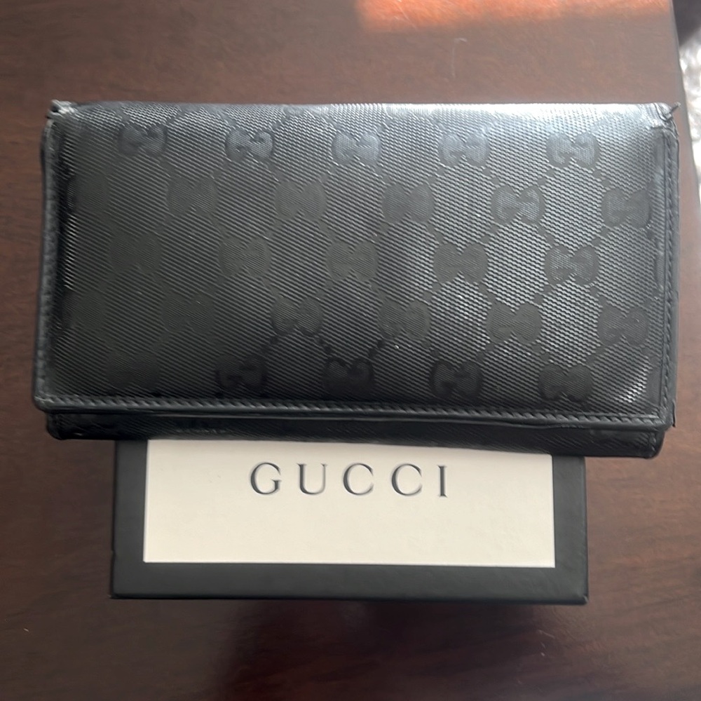 GUCCI continental wallet.